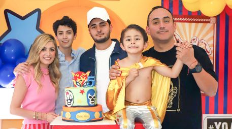 Adriana García, Yamil Saikale, Santiago, Santino y Jorge Oceguera. GENTE BIEN JALISCO / Revista del 26 de junio 2026