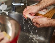 Los especialistas insisten en que la forma más segura de eliminar bacterias es cocinar el pollo a la temperatura adecuada, no lavarlo antes de prepararlo. ESPECIAL / CANVA