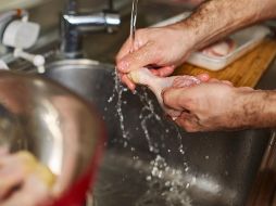 Los especialistas insisten en que la forma más segura de eliminar bacterias es cocinar el pollo a la temperatura adecuada, no lavarlo antes de prepararlo. ESPECIAL / CANVA