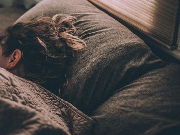 Soñar con seres queridos fallecidos es una experiencia emocional profunda. Conoce las explicaciones psicológicas, el papel del subconsciente y cómo interpretar estos sueños para sanar. Unsplash