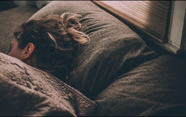 Soñar con seres queridos fallecidos es una experiencia emocional profunda. Conoce las explicaciones psicológicas, el papel del subconsciente y cómo interpretar estos sueños para sanar. Unsplash