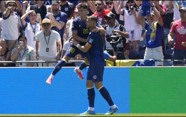 Edin Dzeko de Bosnia y Herzegovina celebra uno de los goles que podrían clasificarlos a la siguiente ronda del Mundial 2026. EFE / EPA / STEPHAN BRASHEAR