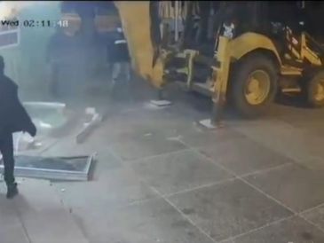 Las imágenes de la falla en la retroexcavadora pronto se viralizaron. CAPTURA DE VIDEO