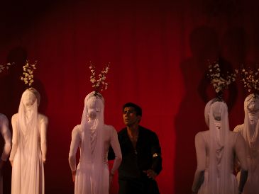 Más que una actualización estética, la puesta en escena replantea el sentido mismo del ballet. ESPECIAL