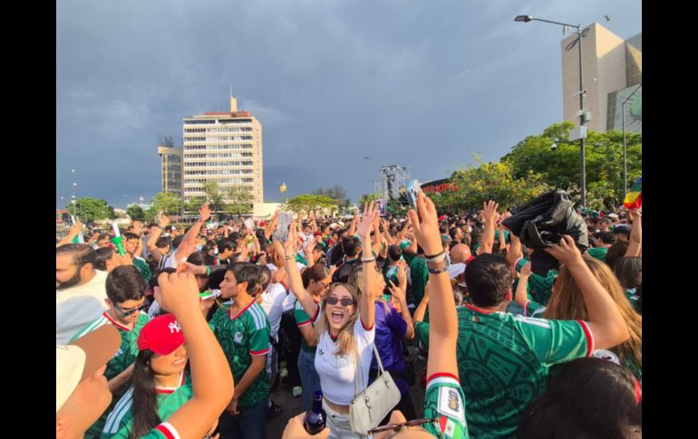 Las playeras verdes inundaban la Glorieta mientras los asistentes esperan a que arranque el encuentro con Chequia. EL INFORMADOR/O. González