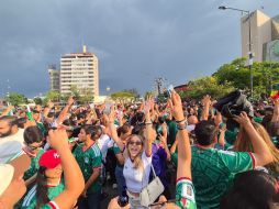 Las playeras verdes inundaban la Glorieta mientras los asistentes esperan a que arranque el encuentro con Chequia. EL INFORMADOR/O. González