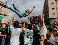 El "quiere volar" se convirtió en un clásico del Fan Fest, pero ya comenzaron a registrarse peligrosas caídas. ESPECIAL/Gobierno de Guadalajara