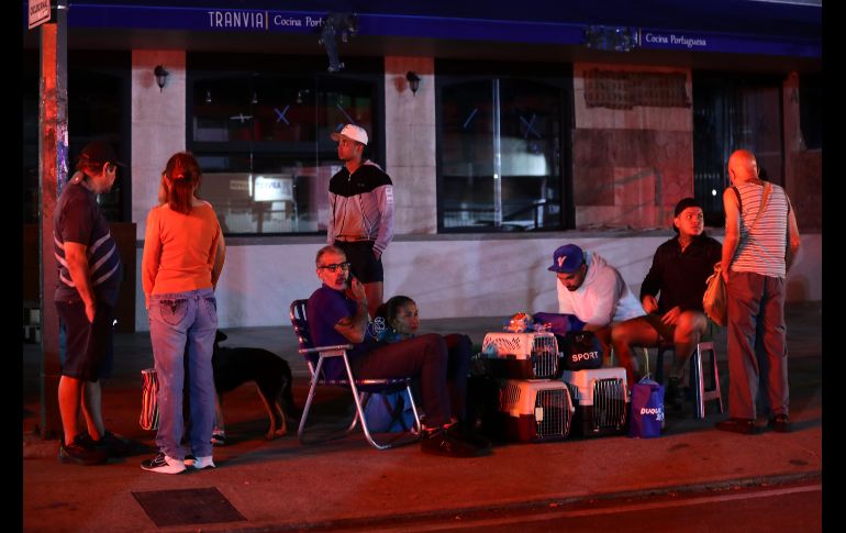 Personas esperan afuera de sus viviendas este miércoles, luego de los terremotos de magnitud 7.5 y 7.2 ocurridos en Venezuela. EFE/R. Peña