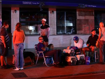 Personas esperan afuera de sus viviendas este miércoles, luego de los terremotos de magnitud 7.5 y 7.2 ocurridos en Venezuela. EFE/R. Peña