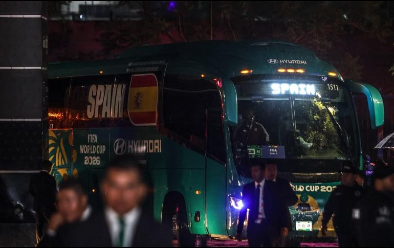 La afición desafió la lluvia para recibir a la Selección de España en Guadalajara, aunque la logística impidió el esperado encuentro con sus ídolos. EL INFORMADOR/ A. NAVARRO.