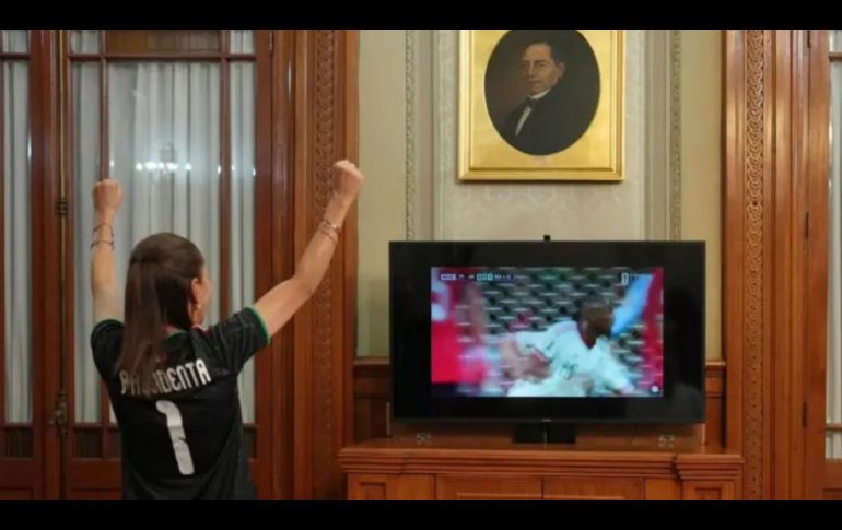 Ataviada con la playera negra de la Selección, la Presidenta Claudia Sheibaum festejó junto a su esposo Jesús María Tarriba. CAPTURA DE VIDEO