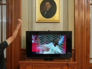 Ataviada con la playera negra de la Selección, la Presidenta Claudia Sheibaum festejó junto a su esposo Jesús María Tarriba. CAPTURA DE VIDEO