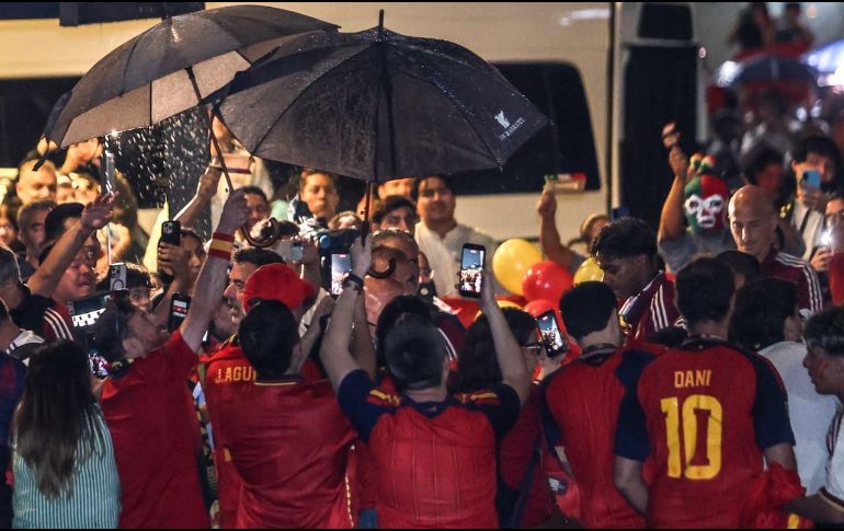 La afición desafió la lluvia para recibir a la Selección de España en Guadalajara, aunque la logística impidió el esperado encuentro con sus ídolos. EL INFORMADOR/ A. NAVARRO.