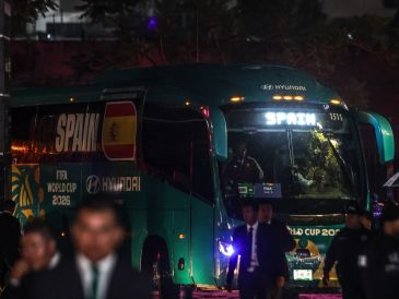 La afición desafió la lluvia para recibir a la Selección de España en Guadalajara, aunque la logística impidió el esperado encuentro con sus ídolos. EL INFORMADOR/ A. NAVARRO.