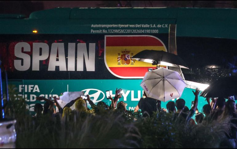 La afición desafió la lluvia para recibir a la Selección de España en Guadalajara, aunque la logística impidió el esperado encuentro con sus ídolos. EL INFORMADOR/ A. NAVARRO.
