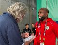 Lions Bernard entrevista al congoleño Cédric Bakambu. "Cuando tomo notas estoy más concentrado en la conversación". afirma el periodista francés. EL INFORMADOR/F. Ramírez