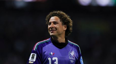 Guillermo Ochoa portó el parche Legacy, destinado a jugadores que han participado en cinco o más Copas del Mundo. XINHUA/F. Cañedo
