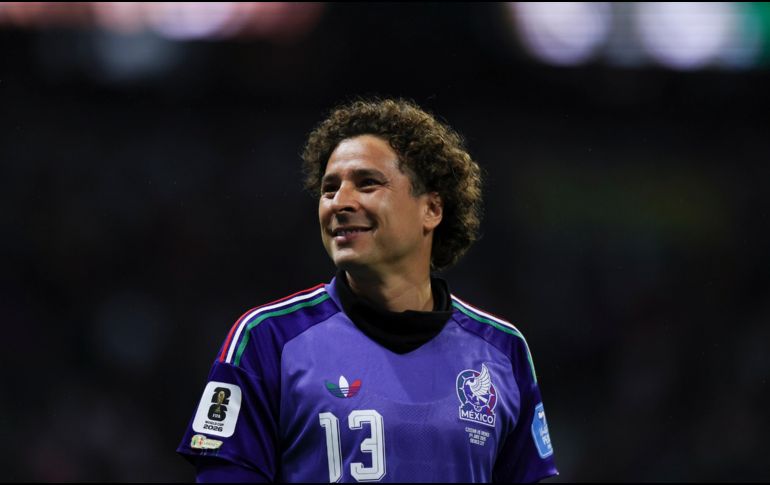Guillermo Ochoa portó el parche Legacy, destinado a jugadores que han participado en cinco o más Copas del Mundo. XINHUA/F. Cañedo