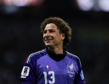 Guillermo Ochoa portó el parche Legacy, destinado a jugadores que han participado en cinco o más Copas del Mundo. XINHUA/F. Cañedo
