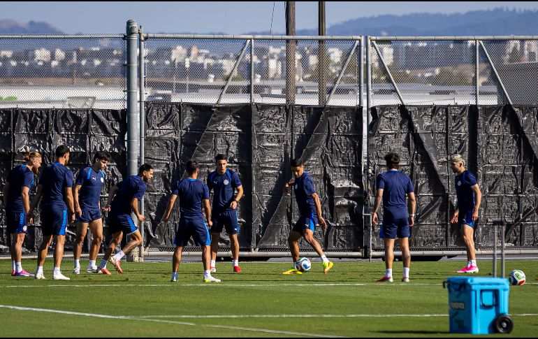Jugadores de Paraguay participan en un entrenamiento previo al juego contra Australia. EFE/ M. Gutiérrez