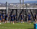 Jugadores de Paraguay participan en un entrenamiento previo al juego contra Australia. EFE/ M. Gutiérrez