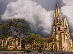 La verdadera transformación del clima ocurrirá durante la tarde, momento en el cual la nubosidad se intensificará drásticamente en toda Guadalajara. ESPECIAL / CANVA