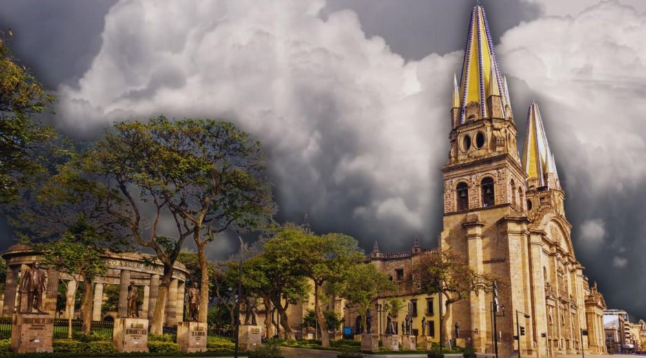 La verdadera transformación del clima ocurrirá durante la tarde, momento en el cual la nubosidad se intensificará drásticamente en toda Guadalajara. ESPECIAL / CANVA