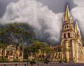 La verdadera transformación del clima ocurrirá durante la tarde, momento en el cual la nubosidad se intensificará drásticamente en toda Guadalajara. ESPECIAL / CANVA