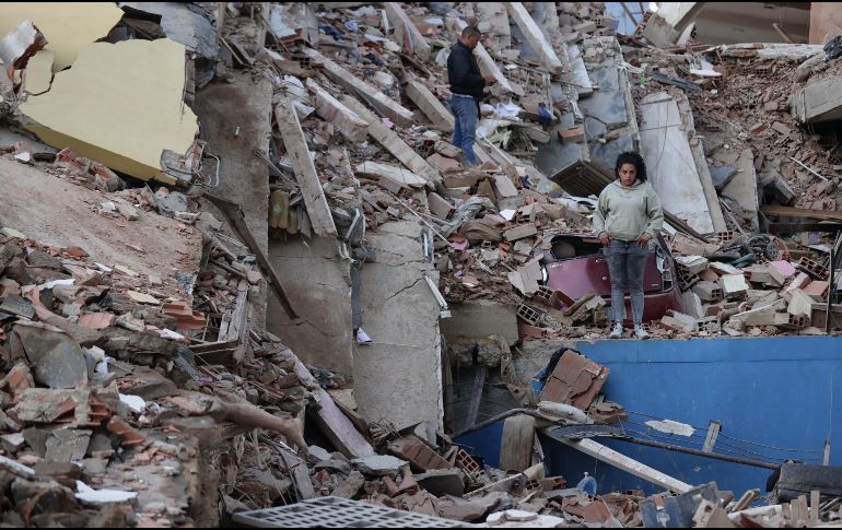 Residentes caminan entre los escombros de edificios derrumbados por los terremotos, en la localidad de Catia La Mar, en el estado costero de La Guaira, Venezuela, este jueves. EFE/ R. Pena