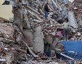 Residentes caminan entre los escombros de edificios derrumbados por los terremotos, en la localidad de Catia La Mar, en el estado costero de La Guaira, Venezuela, este jueves. EFE/ R. Pena