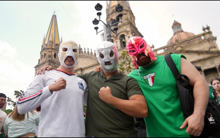 Aficionados al pie de la Catedral en el Centro Histórico de Guadalajara. ESPECIAL