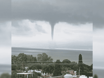La mañana de este jueves, el Lago de Chapala fue escenario de una espectacular tromba marina. CORTESÍA/ Protección Civil Jalisco