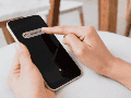 Dedicar un minuto a la semana a la salud de tu pantalla principal protegerá tu inversión a largo plazo y mejorará tu experiencia digital diaria. CANVA