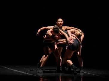 El programa reúne tres coreografías contrastantes: la plasticidad y el ritmo contenido de “El escote” y “El abrazo”, de Isabel Beteta, frente a la energía visceral y animal de “Sin excusas", de Rosario Verea. CORTESÍA