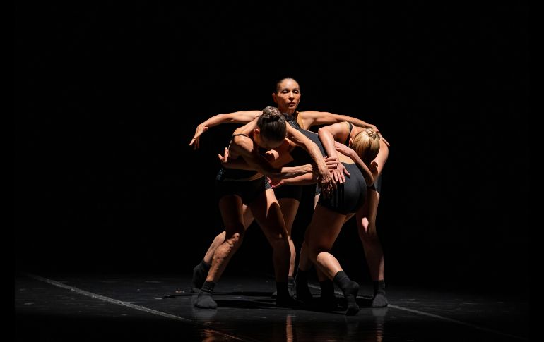El programa reúne tres coreografías contrastantes: la plasticidad y el ritmo contenido de “El escote” y “El abrazo”, de Isabel Beteta, frente a la energía visceral y animal de “Sin excusas