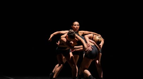 El programa reúne tres coreografías contrastantes: la plasticidad y el ritmo contenido de “El escote” y “El abrazo”, de Isabel Beteta, frente a la energía visceral y animal de “Sin excusas