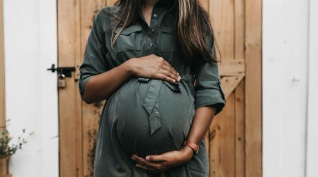 Según la psicología, soñar que estás embarazada es la forma en que la mente procesa deseos ocultos. UNSPLASH / C. BATTANI