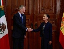La presidenta de Mexico, Claudia Sheinbaum, y el rey Felipe VI de España se toman la foto oficial de la visita del monarca dentro de Palacio Nacional. SUN