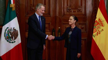 La presidenta de Mexico, Claudia Sheinbaum, y el rey Felipe VI de España se toman la foto oficial de la visita del monarca dentro de Palacio Nacional. SUN