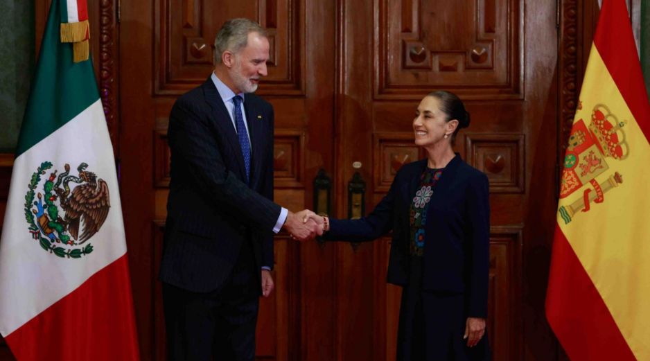 La presidenta de Mexico, Claudia Sheinbaum, y el rey Felipe VI de España se toman la foto oficial de la visita del monarca dentro de Palacio Nacional. SUN