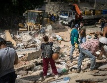 Rescatistas y voluntarios buscan víctimas en una vivienda afectada por los terremotos este jueves, en el municipio Libertador en el este de Caracas. EFE/B. Vergara