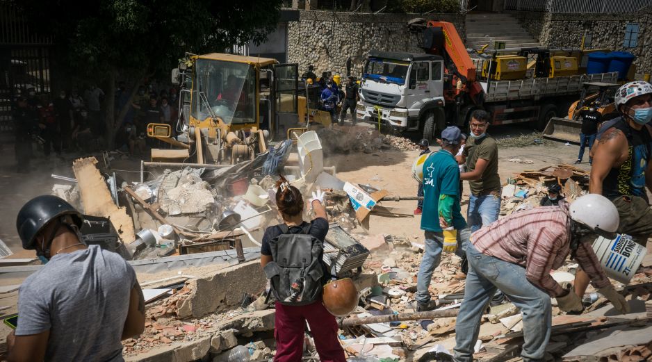 Rescatistas y voluntarios buscan víctimas en una vivienda afectada por los terremotos este jueves, en el municipio Libertador en el este de Caracas. EFE/B. Vergara