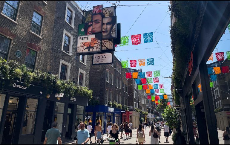 Kahlo siempre rechazó esta etiqueta, afirmando que ella no pintaba sueños, sino su propia y cruda realidad. EFE / L. Campello