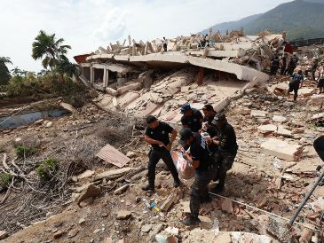 La policía transporta un cuerpo recuperado de entre los escombros de un edificio en La Guaira, Venezuela. AP/J. Campos