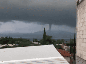 Su aparición es relativamente común durante la temporada de lluvias, cuando existen tormentas intensas, alta humedad e inestabilidad atmosférica. ESPECIAL