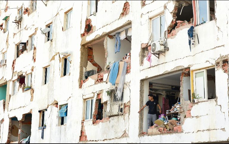 Los residentes de construcciones dañadas deben evacuar sus hogares ante el riesgo de colapso estructural. AP