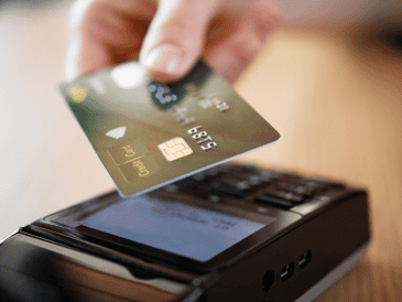 El nuevo modelo de cobro marca un cambio relevante para los clientes de Banamex, especialmente para quienes organizaban sus finanzas considerando una anualidad única. CANVA
