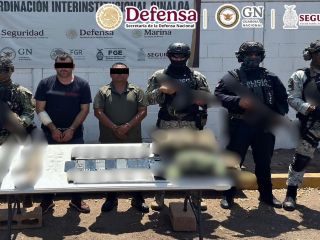 Tras la captura del exfuncionario de Sinaloa, fueron aseguradas armas largas, cargadores, cartuchos, equipo táctico y droga. X / @GabSeguridadMX