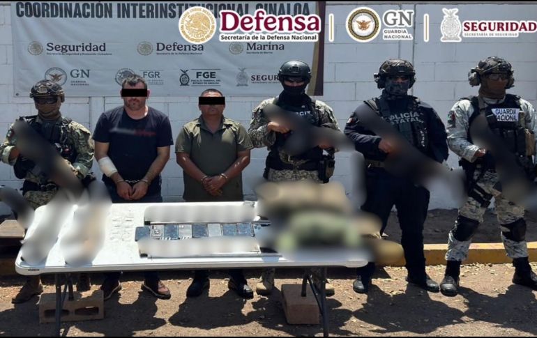 Tras la captura del exfuncionario de Sinaloa, fueron aseguradas armas largas, cargadores, cartuchos, equipo táctico y droga. X / @GabSeguridadMX