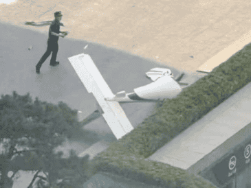Fotografía cedida que muestra un integrante de la Policía de China frente a un fragmento de una aeronave en una vía próxima al edificio China Zun este viernes, en Pekin, China. EFE/ Cortesía